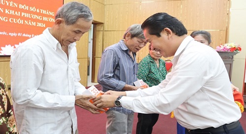 VNPT awards 50 smartphones to poor and near-poor households in Long An